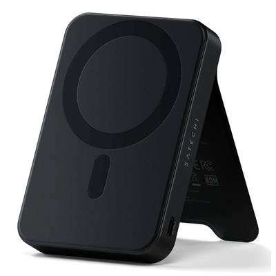 Een slanke, zwarte, vrijstaande draadloze lader met een verticale standaard, voorzien van een subtiel merklogo aan de zijkant en een USB-C-poort.