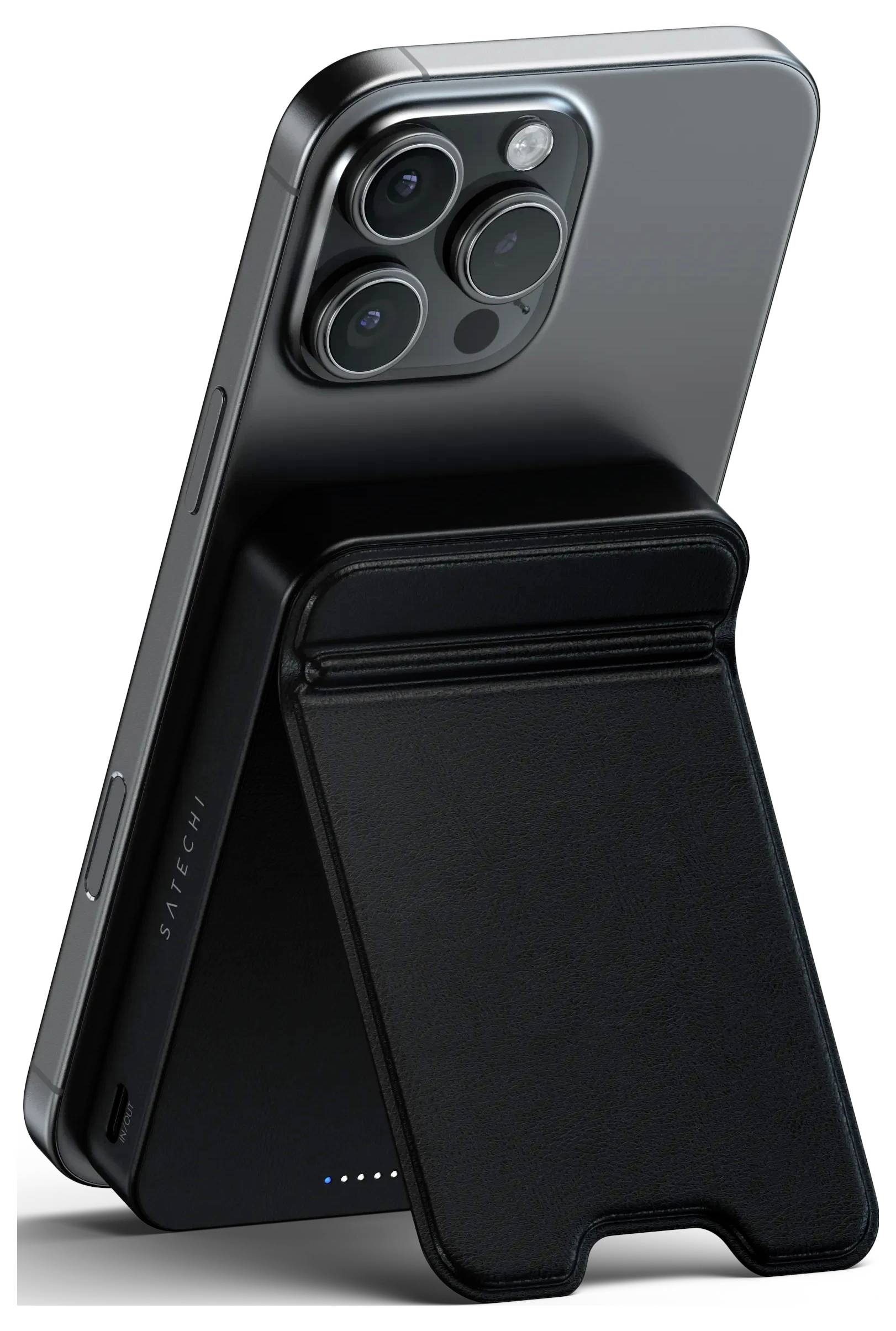 Een smartphone met drievoudige achterraamcamera's, bevestigd aan een zwarte opvouwbare standaard. De standaard heeft de merknaam 'Satechi'.