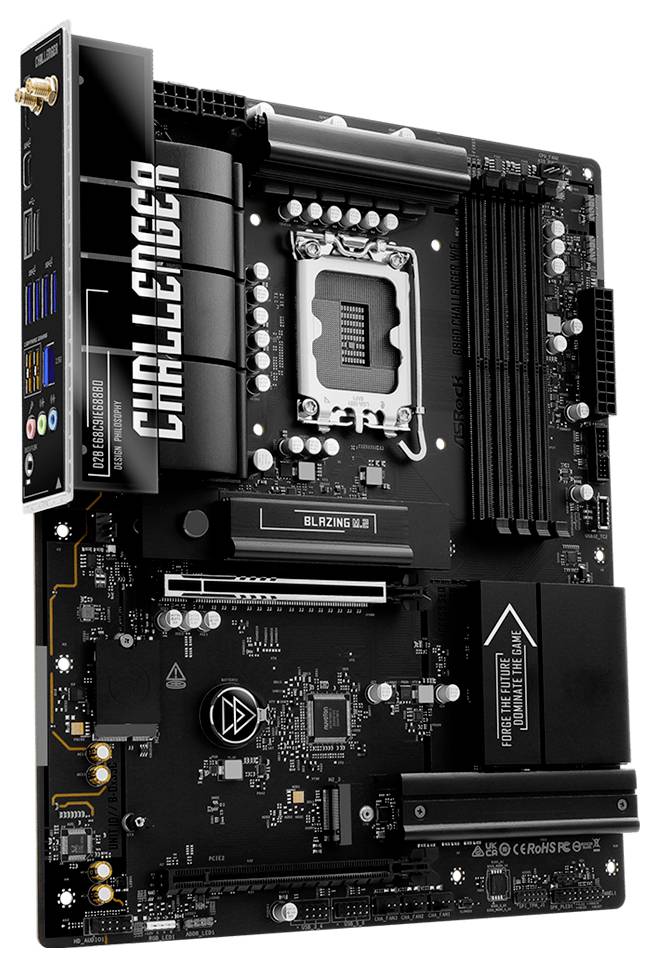 Black CWT Challenger A moederbord weergegeven van voren met CPU-socket, expansiesleuven, koellichamen en achterpaneel met I/O-aansluitingen op een witte achtergrond.
