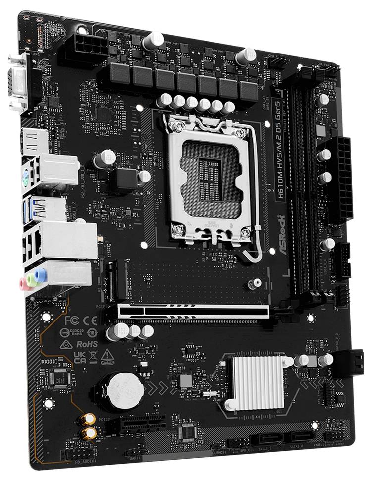 Zwart computermoederbord met CPU-socket, RAM-sleuven, expansiesleuven, poorten en koellichamen weergegeven op een witte achtergrond.