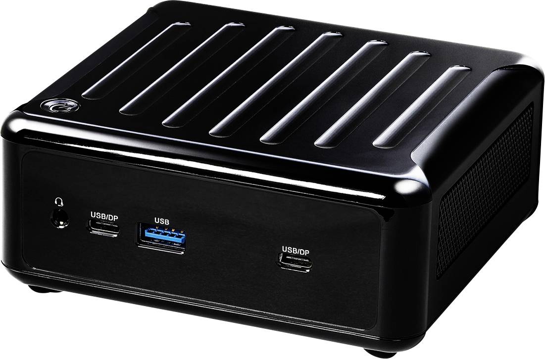 Zwarte compacte mini-pc met meerdere frontale USB-poorten en een aan-uitknop, weergegeven in driekwartaanzicht op een witte achtergrond