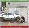 # Vertaling<br><br>Afbeelding van een garage met een elektrische voertuig (EV) laadinstallatie. Een persoon controleert een fietsband in de buurt van de auto. Tekst waarschuwt voor elektrische en valrisico's bij onvoorzichtige kabelorganisatie.