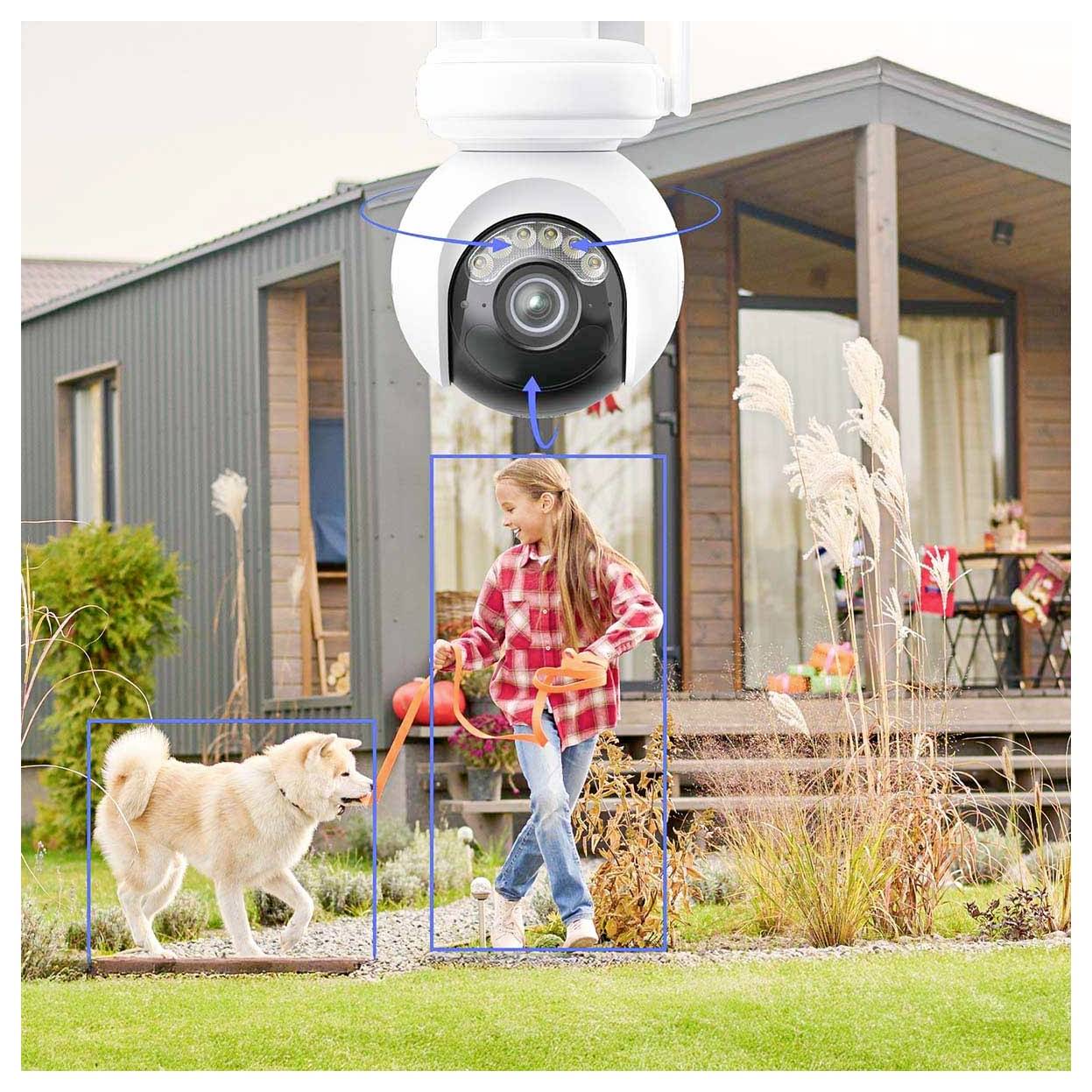 Een meisje en een hond zijn in een tuin bij een modern huis. Een beveiligingscamera hangt erboven en monitort en registreert de scène.