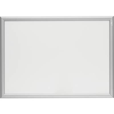 Een eenvoudig whiteboard met zilveren frame, gebruikt voor het schrijven of presenteren van informatie.