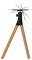 Een statief met een zwart verstelbaar hoofd en houten poten, demonstrerend meerdere kantelhoeken van het hoofd.