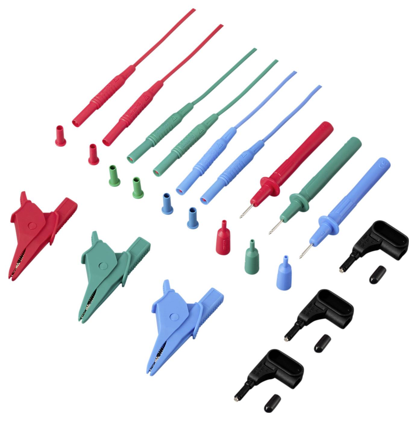 Assortiment geïsoleerde testdraden, krokodilclips en probeadapters in rood, groen, blauw en zwart op een witte achtergrond.