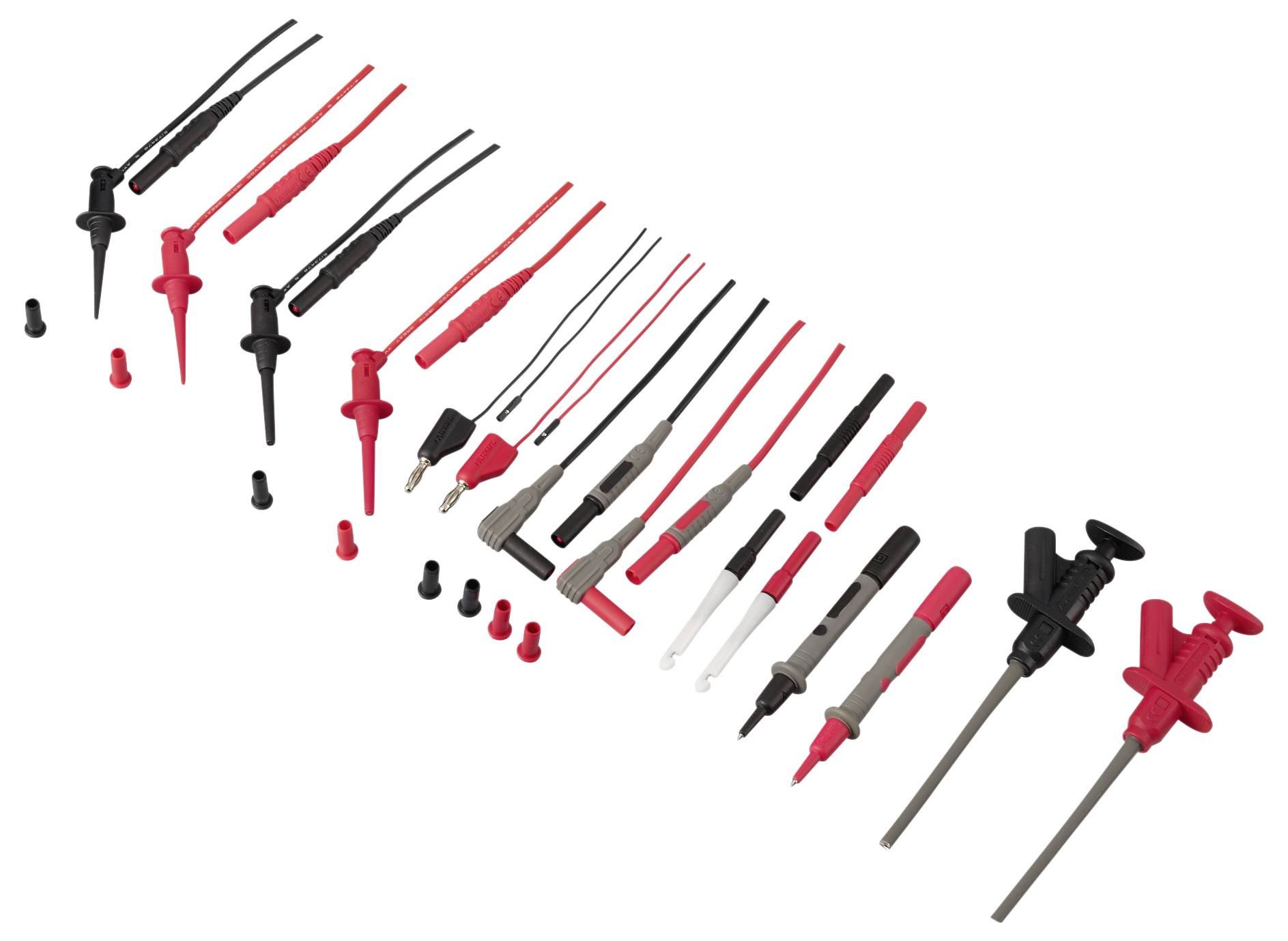 Assortiment multimeter testsondes en snoeren in rood, zwart en grijs, diagonaal gerangschikt op een witte achtergrond.
