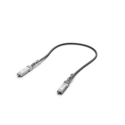 Een korte, zwarte kabel met connectoren aan beide uiteinden, gebruikt voor gegevensoverdracht tussen apparaten, tegen een witte achtergrond.