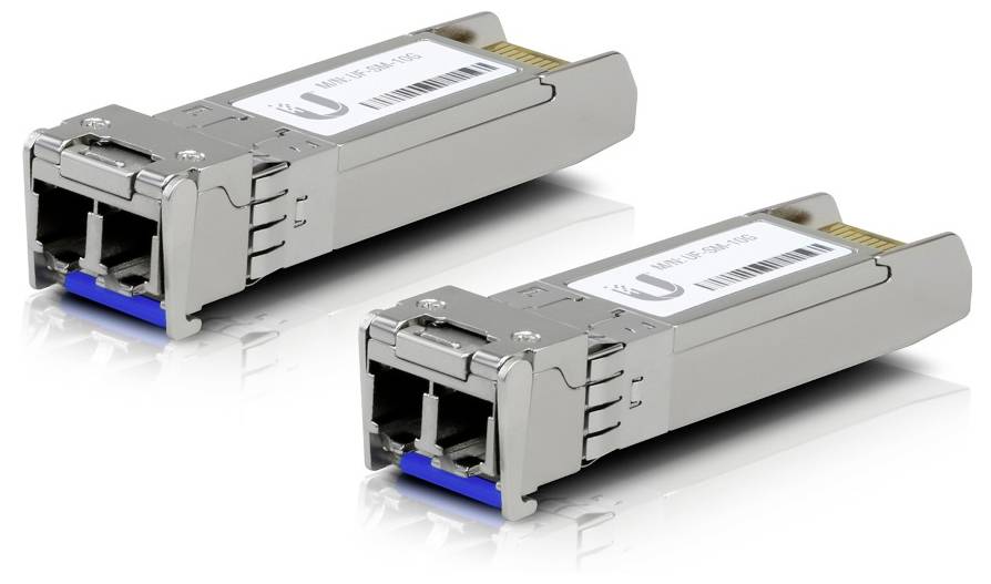 'Twee zilveren SFP-modules met labels, schuin naar elkaar toe gericht, gebruikt voor netwerkconnectiviteit.'