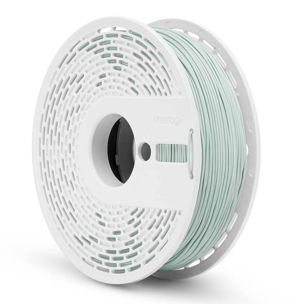 Spoel groenachtig mengelmoes 3D-printerfilament op een witte spoel, geïsoleerd op een witte achtergrond weergegeven.