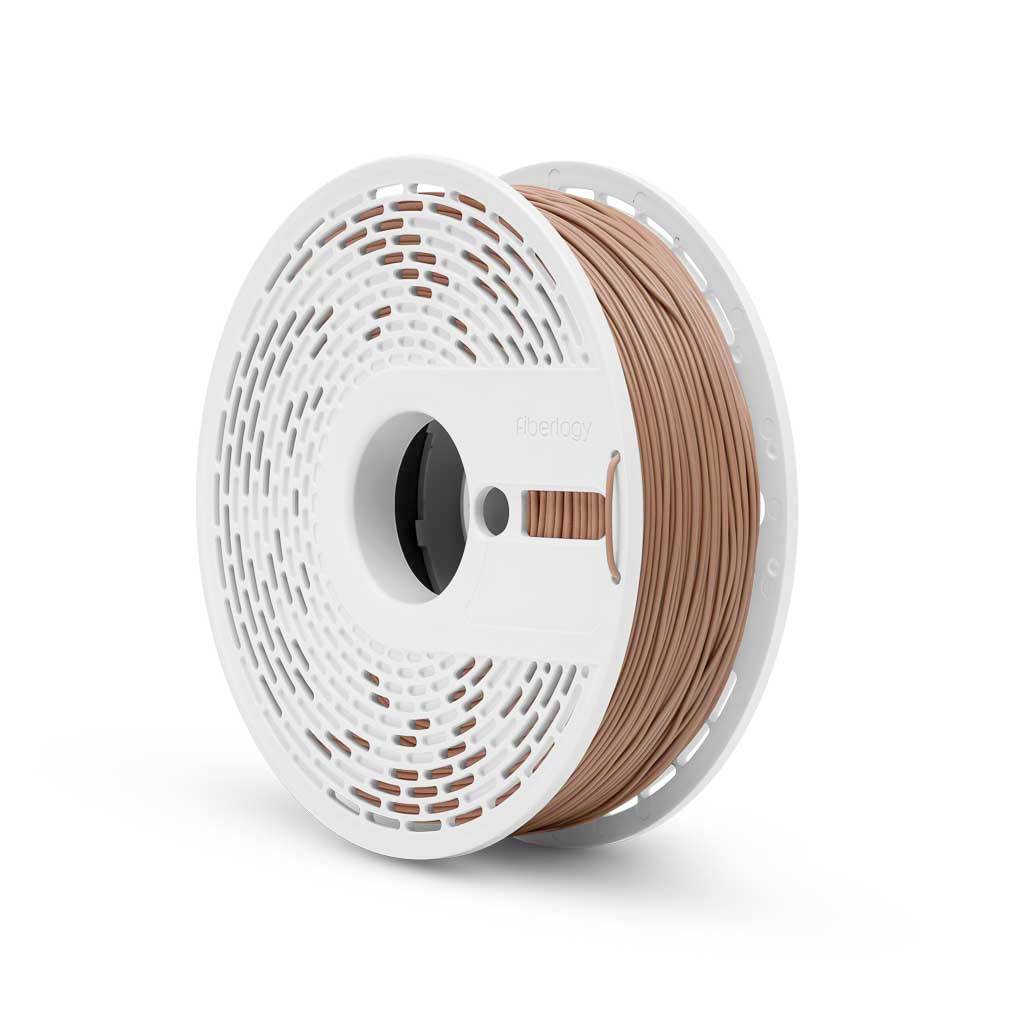 Spoel met kopperkleurig 3D-printerfilament op een witte spoel tegen een eenvoudige achtergrond.
