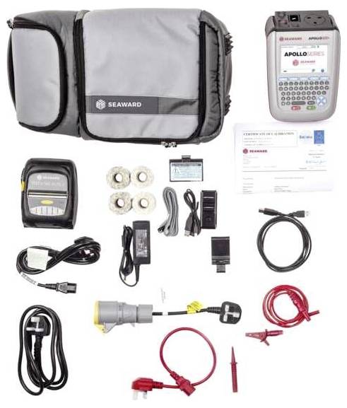 Elektrische testset met verschillende onderdelen inclusief kabels, stekkers, adapters, meters en instructiehandleiding, weergegeven op een witte achtergrond.