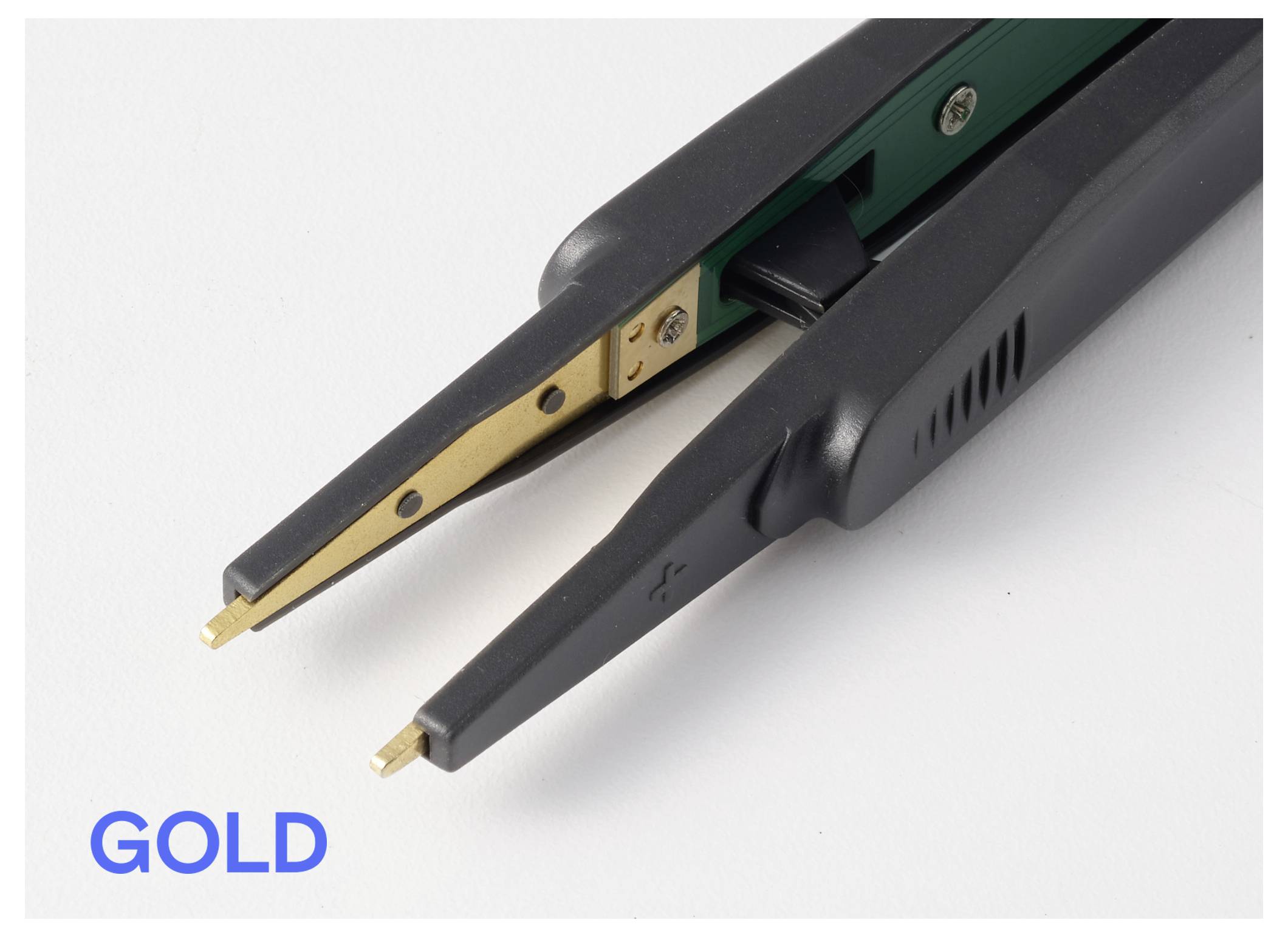 Close-up van een zwarte stylingtonger met goudkleurige platen op een witte achtergrond, gelabeld 'GOLD' in blauw.