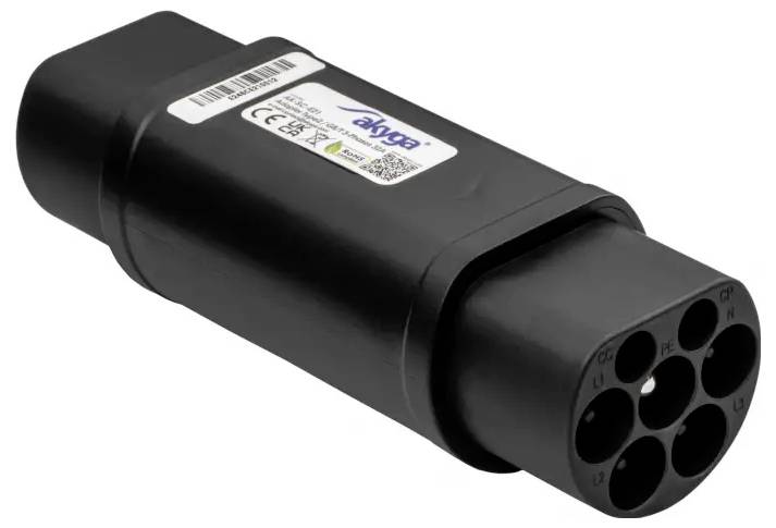 Elektrische voertuigoplaadadapter met meerdere ronde contactdozen, zwart, met het label 'Akyga'. Ontworpen om Type 2-laders aan compatibele voertuigen aan te sluiten.