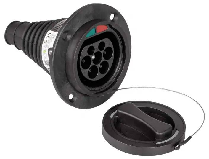 Een elektrisch voertuig laadstekker met afgenomen deksel, waarop vijf ronde contactpunten zichtbaar zijn. Het deksel is via een draad verbonden.
