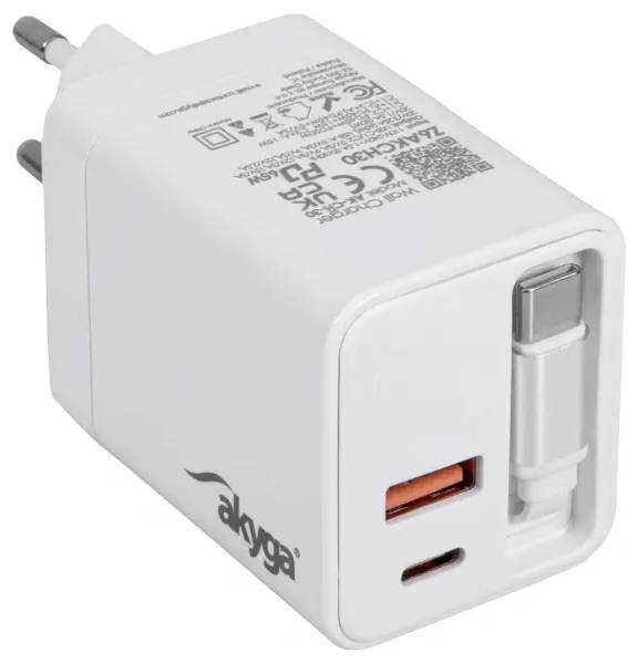 Een witte USB-wandlader met twee poorten, met één USB-C en één USB-A, ontworpen voor snel laden, weergegeven met een Europese stekker.