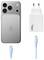 Een smartphone met een triple-lens camera naast een wandlader en een USB-C-kabel, waarbij compatibele laadaccessoires worden gemarkeerd.