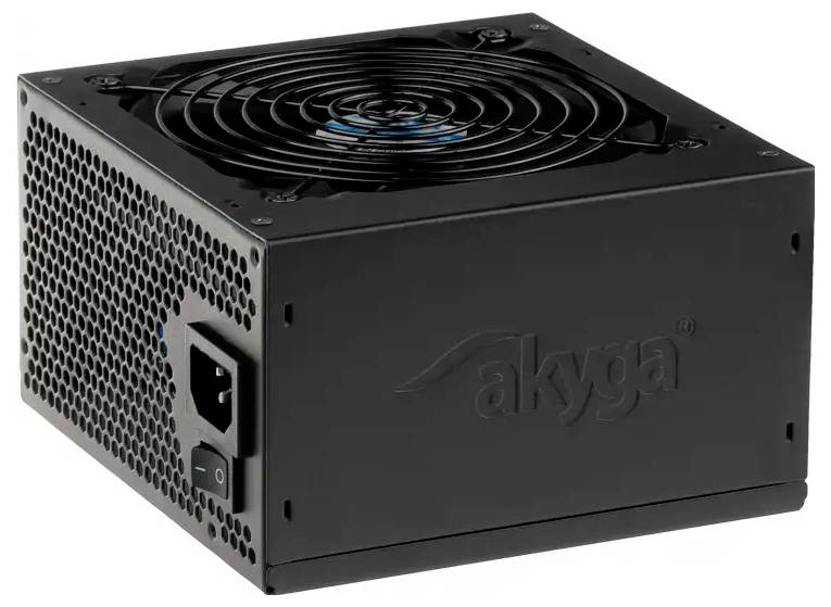 'Akyga' gemerkt zwart computervoedingsapparaat met een koelventilator aan de bovenkant en ingangsconnectoren aan de zijkant, gebruikt voor het voeden van pc's.