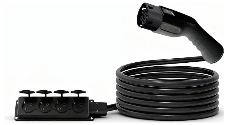 Een opgerold zwarte kabel met een stekker aan het ene uiteinde en vier uitgangen met rubberen afdekking aan het andere uiteinde, waarschijnlijk gebruikt voor elektrische verbindingen.