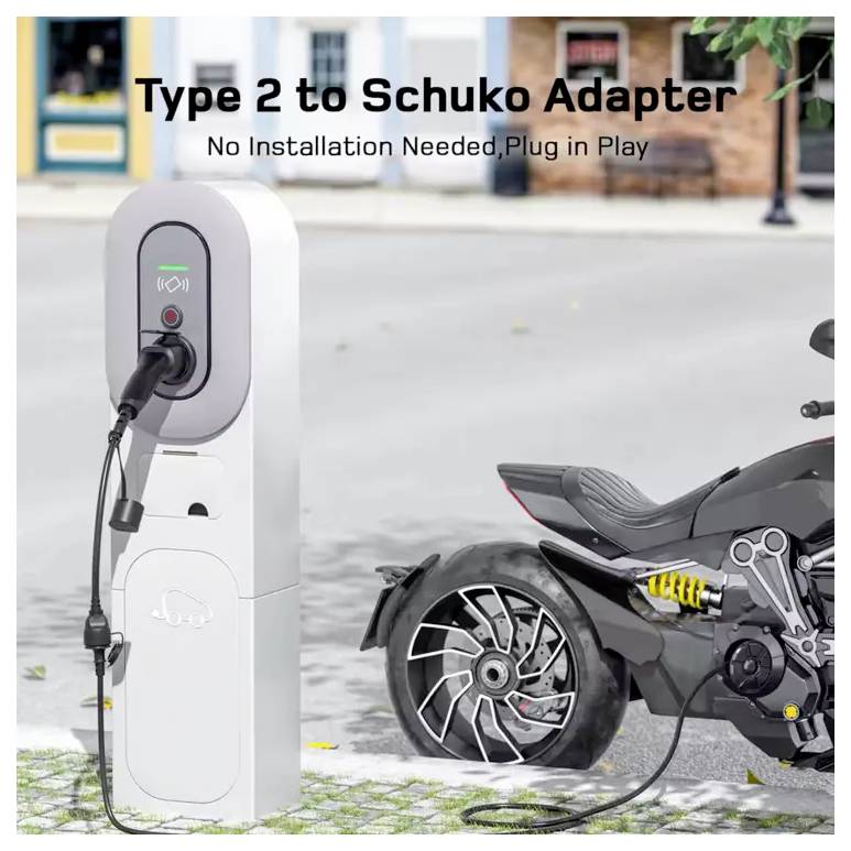 'Laden van elektrische voertuigen op een laadstation met Type 2 naar Schuko-adapter. Tekst: "Geen installatie nodig, gewoon inpluggen en gebruiken".'