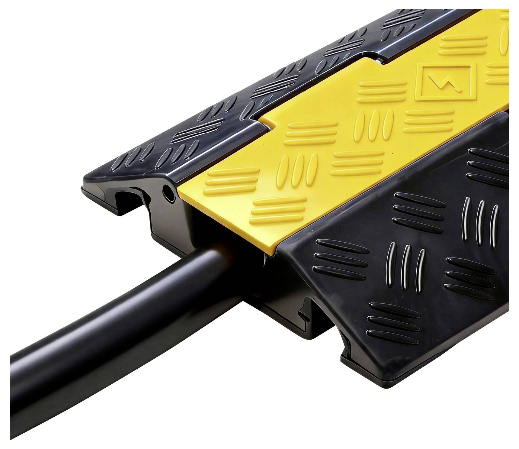 Close-up van een geel-en-zwarte kabelrampbeschermer met een zwarte kabel erlangs, gebruikt om snoeren op de vloer af te schermen en te bedekken.