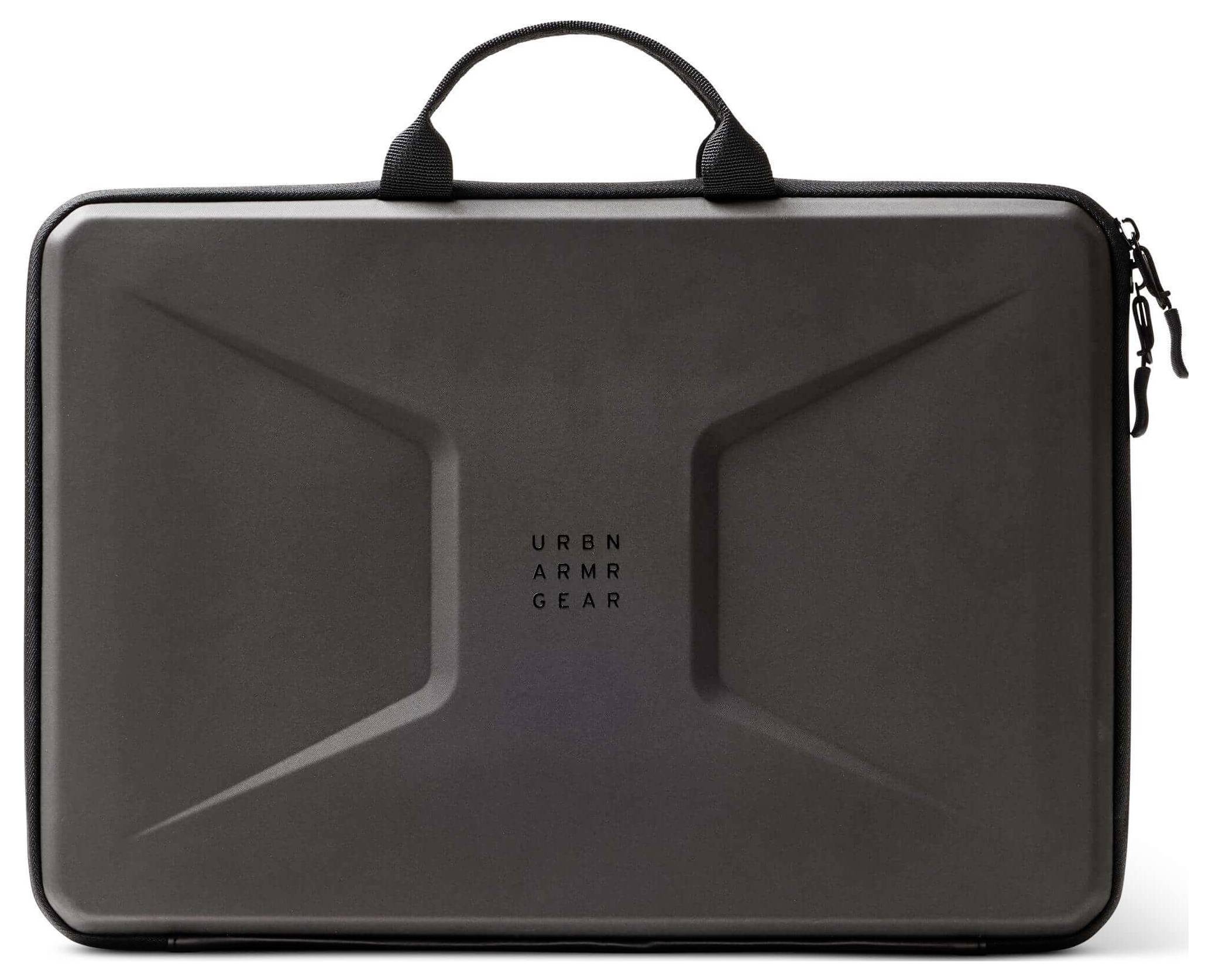 Een robuuste zwarte laptoptas met handvat, voorzien van 'URBN ARMOR GEAR' tekst op de voorkant, wat duurt­zaamheid en bescherming aangeeft.
