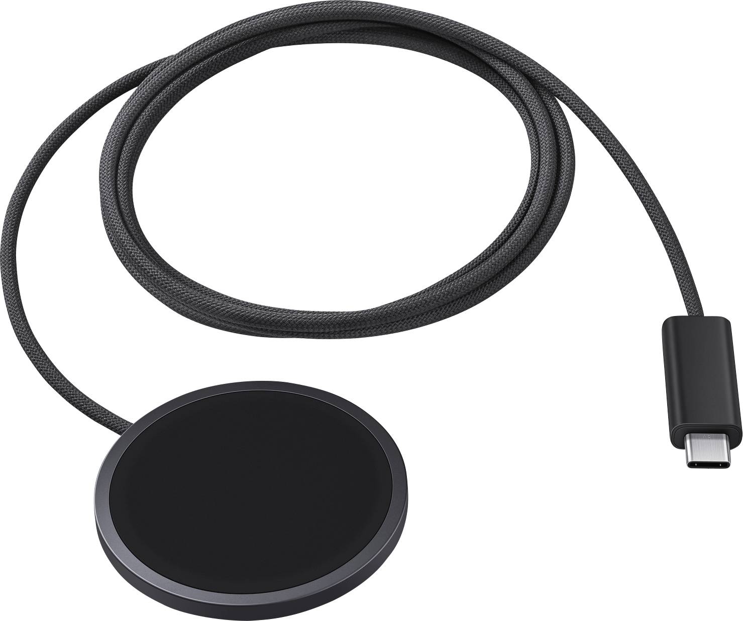 Een ronde, zwarte draadloze oplaadmat met een aangesloten USB-C-kabel, ontworpen voor het opladen van compatibele apparaten.