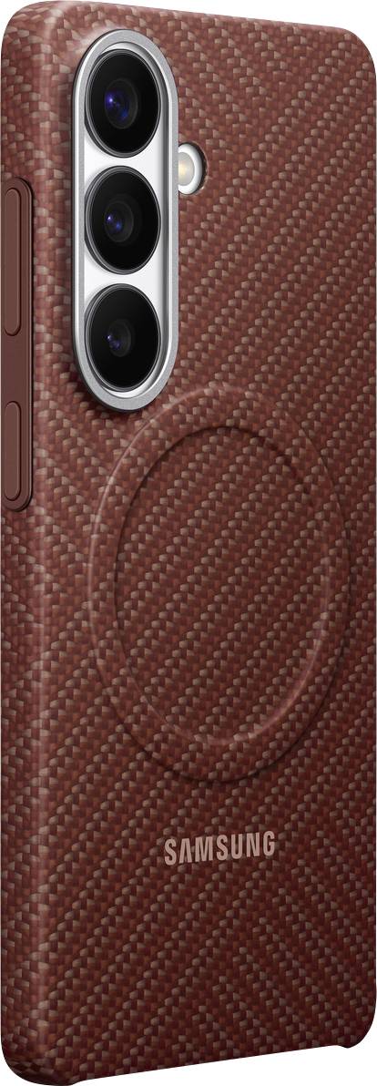 Een bruine Samsung-telefoonhoes met een koolstofvezelstructuur, voorzien van een ronde indrukking en ontworpen voor een telefoon met drie verticaal gerangschikte cameralensen.