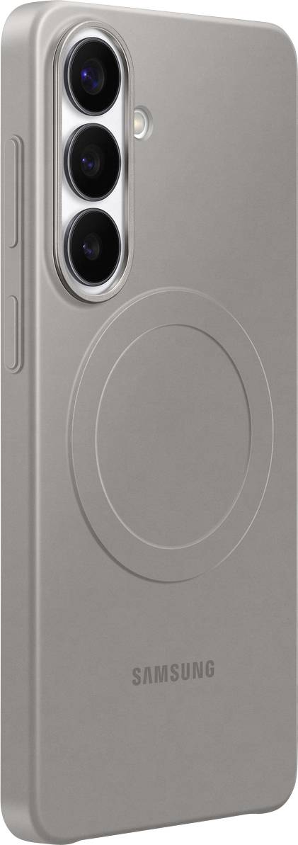 Een slanke smartphone met een beige hoesje, voorzien van drie achteraamera's en het Samsung-logo reliëfdruk onderaan, onder een hoek naar links gericht.