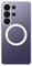 Een slank smartphone met een drievoudige lensencamera en ronde accessoirebevestiging aan de achterkant, met een modern, minimalistische ontwerp.