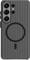 Een smartphonehoesje in donkergrijs met een gestructureerd gestreept patroon en circulair design, voorzien van nauwkeurige uitsnijdingen voor meerdere cameralenses.