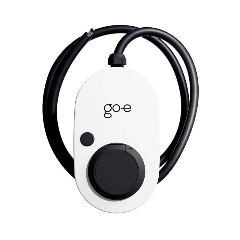 Elektrisch voertuig laadstation met 'go-e' branding, uitgerust met een zwarte laadkabel opgerold rond een slanke witte unit met een stekkercontact.