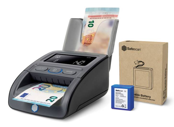 Een geldtelmachine met eurobankbiljetten die worden verwerkt, met 10 op het scherm, naast een klein doosje met het label 'Oplaadbare batterij'.