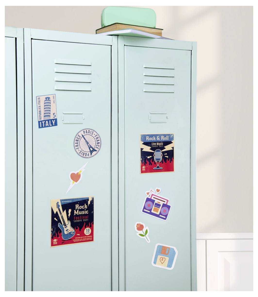 Een lichtblauw kastdeur versierd met kleurrijke stickers, inclusief een muziekthema, reisbestemmingen en een kleine potplant.