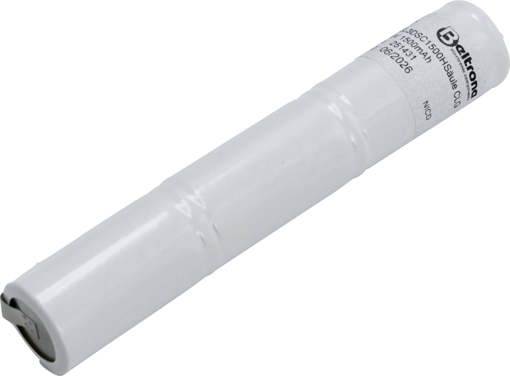 Een cilindrische witte batterij met het label 'Batteries Plus Sanyo', voorzien van specificaties en serienummers afgedrukt op het oppervlak.