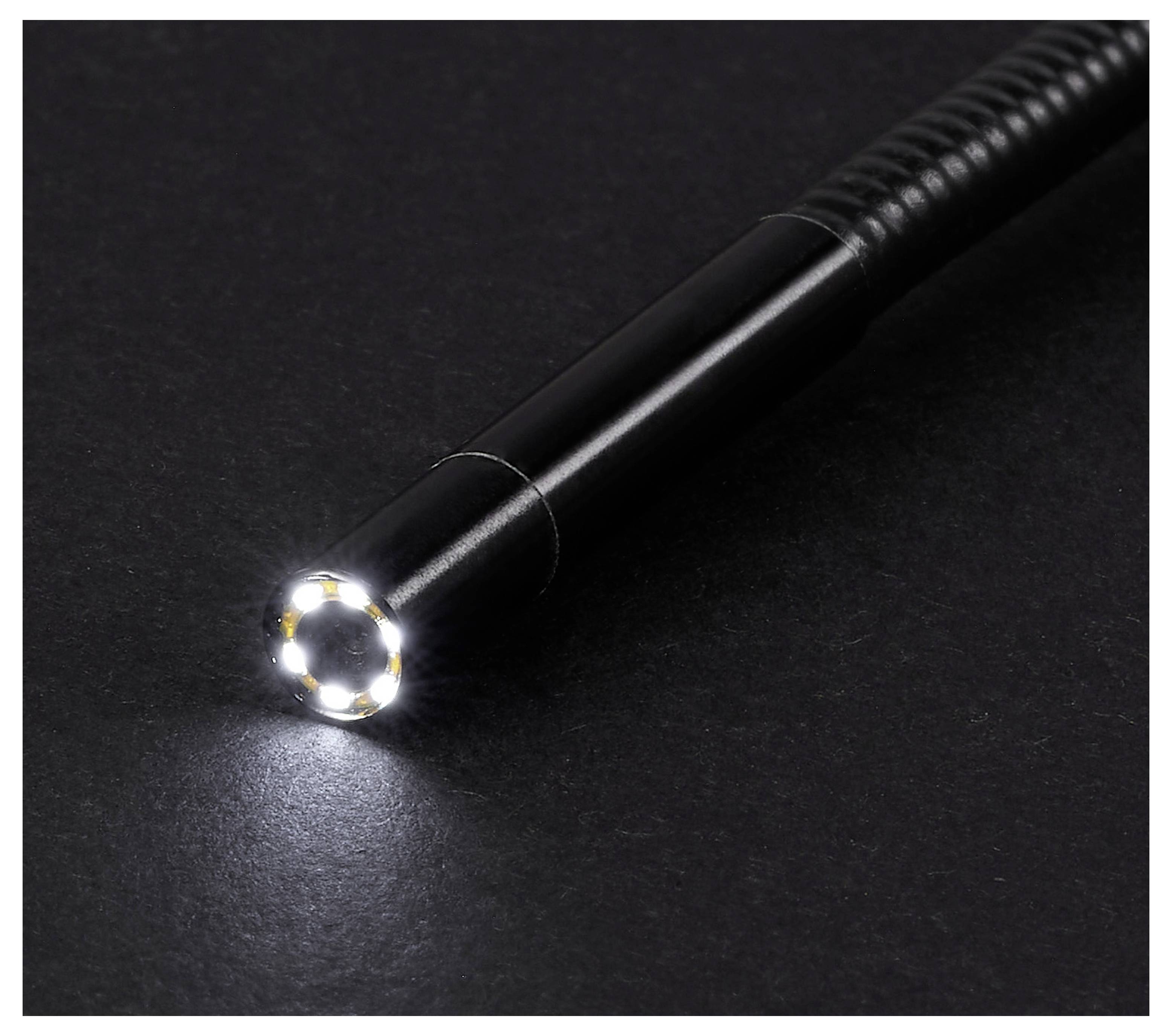 Close-up van een zwarte draagbare inspectiecamera of borescope met zijn verlichte LED-ringverlichting tegen een donkere achtergrond.
