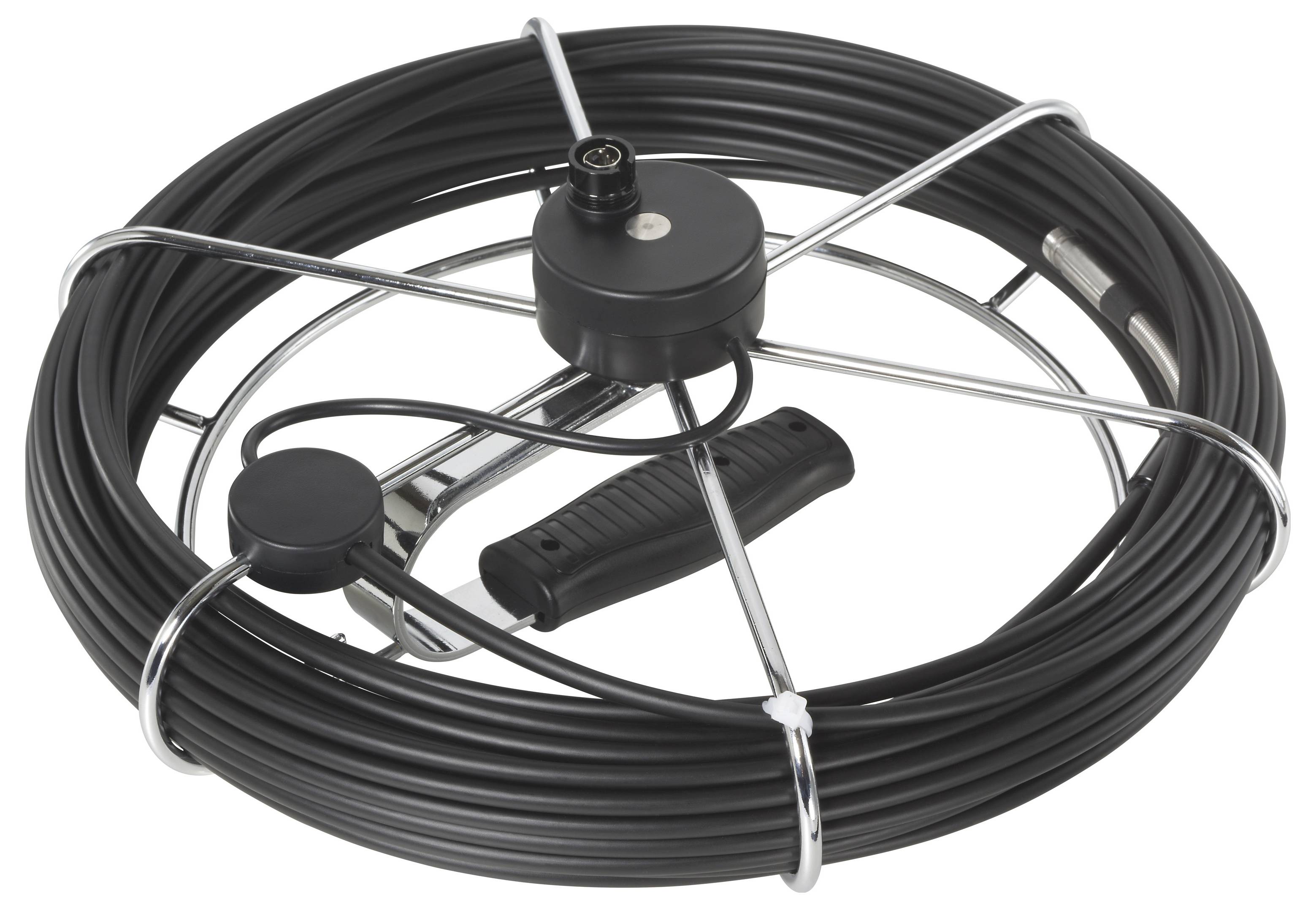 Opgerolde zwarte afvoerreiniging kabel met metalen frame en handslinger op een witte achtergrond.