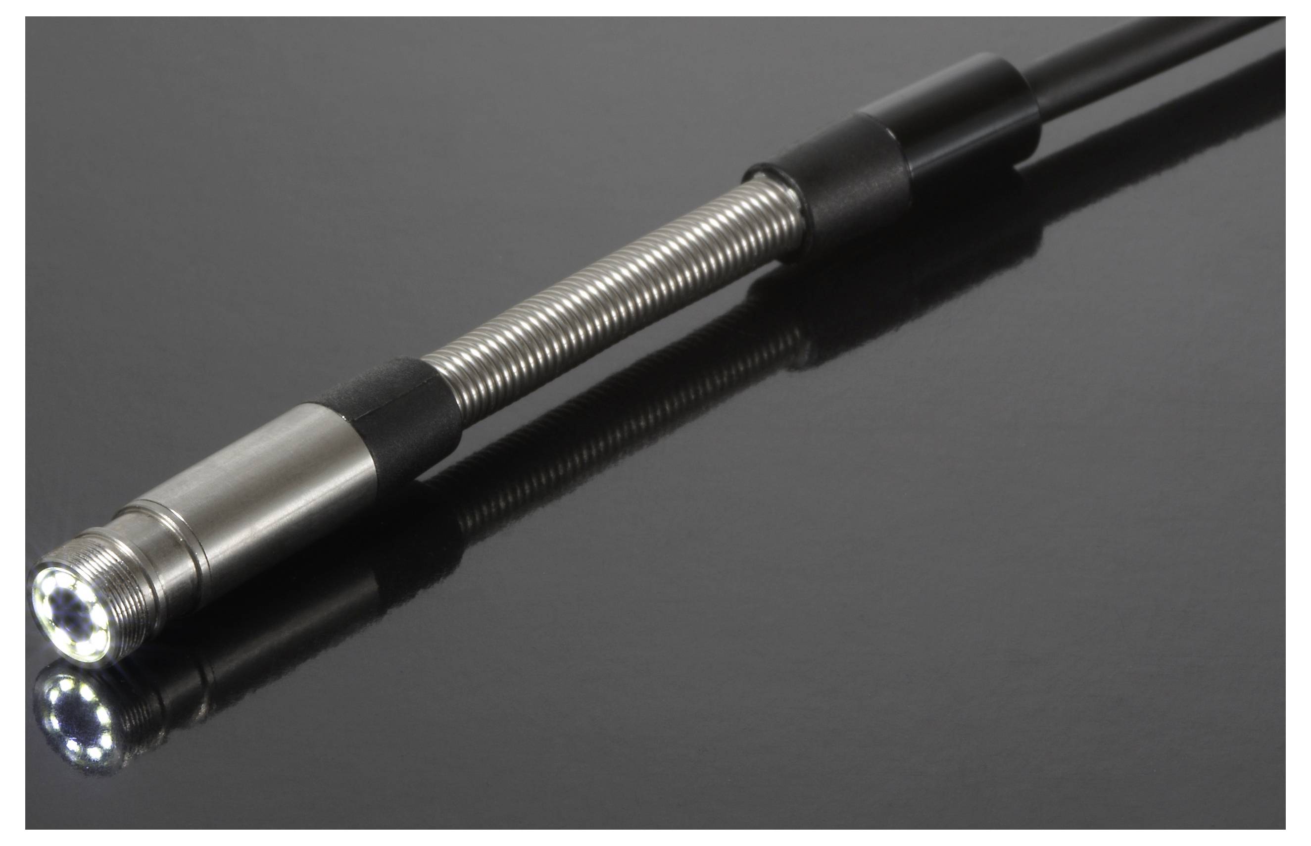 Close-up van een draadschroefdraad metalen sensorprobe of industriële kabel op een reflecterend donker oppervlak, met een zwart connectoruiteinde en helder puntje.