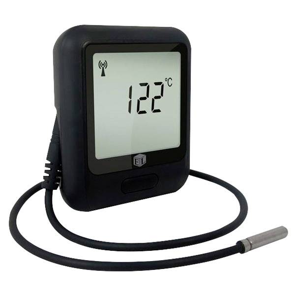 Een digitale thermometer toont '122°C' op het scherm met een antennepictogram, wat draadloze connectiviteit aangeeft. Een voeler is eraan bevestigd.