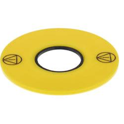 Een gele plastic ring met een gat in het midden en twee zwarte symbolen aan tegenovergestelde uiteinden.