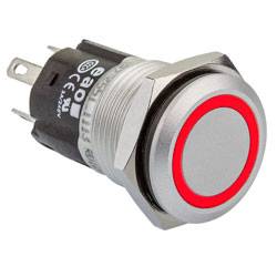 Een metalen drukknopschakelaar met een rode LED-indicatorring, gebruikt voor elektronische apparaten. De schakelaar heeft een metalen behuizing en drie aansluitpennen.