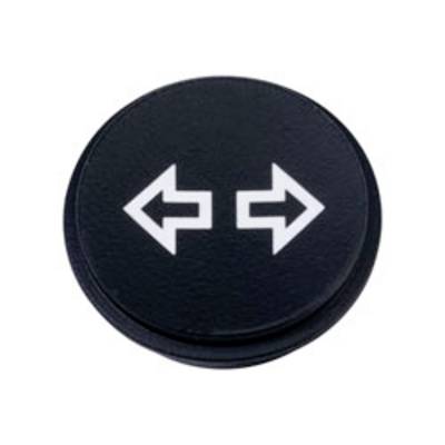 Een zwarte ronde plastic lenskap met een bevestigde bandje om deze vast te maken aan een cameraobjectief, getoond op een witte achtergrond.