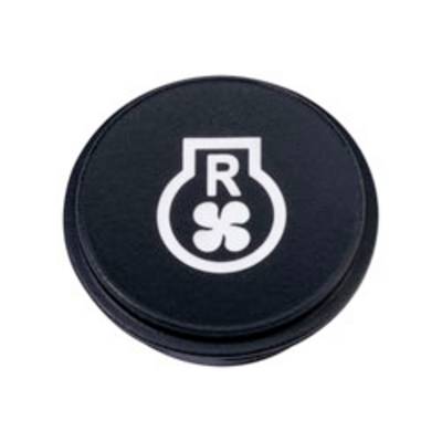 'R'-logo met een vierbladerig klavertje binnen een kolfvorm op een zwart cirkelvormig oppervlak.