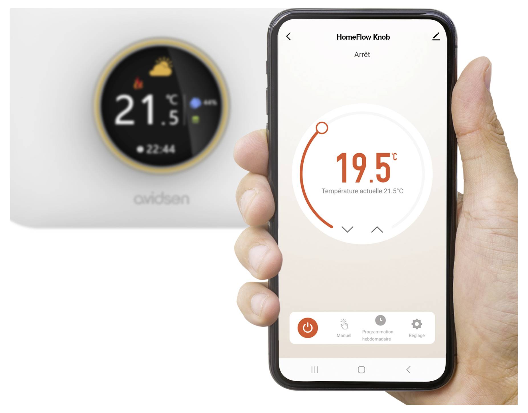 Een hand houdt een smartphone vast met een 'HomeFlow Knob'-app die '19,5°C' weergeeft. Erachter is een slimme thermostaat zichtbaar die '21,5°C' toont.