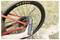 Handheld digitale drukmanometer die de druk van een mountainbike-band bij het achterwiel en schijfrem buiten meet.
