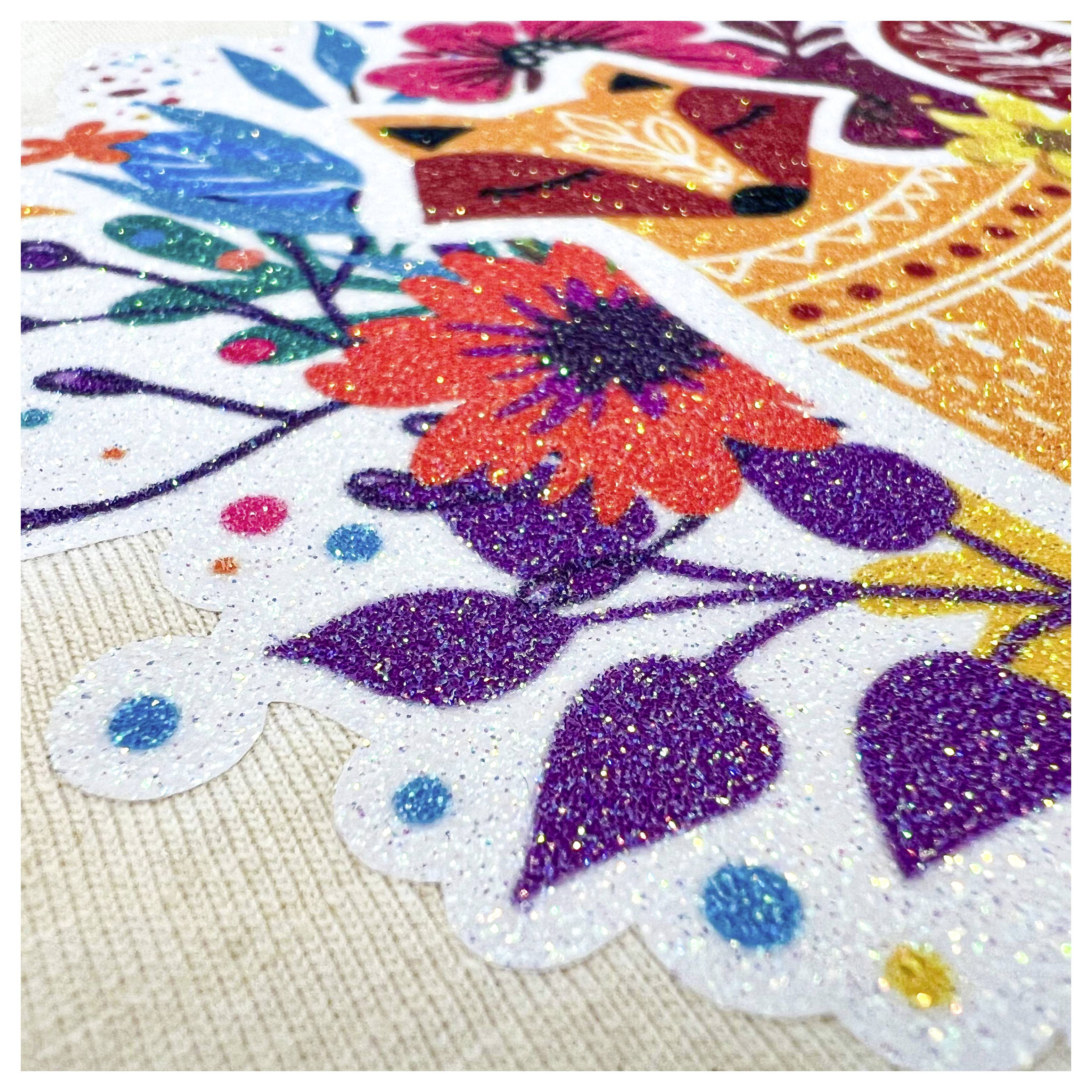 Kleurrijke close-up van een glitterend voorbeeld met levendige bloempatronen en abstracte vormen op een gestructureerd oppervlak.