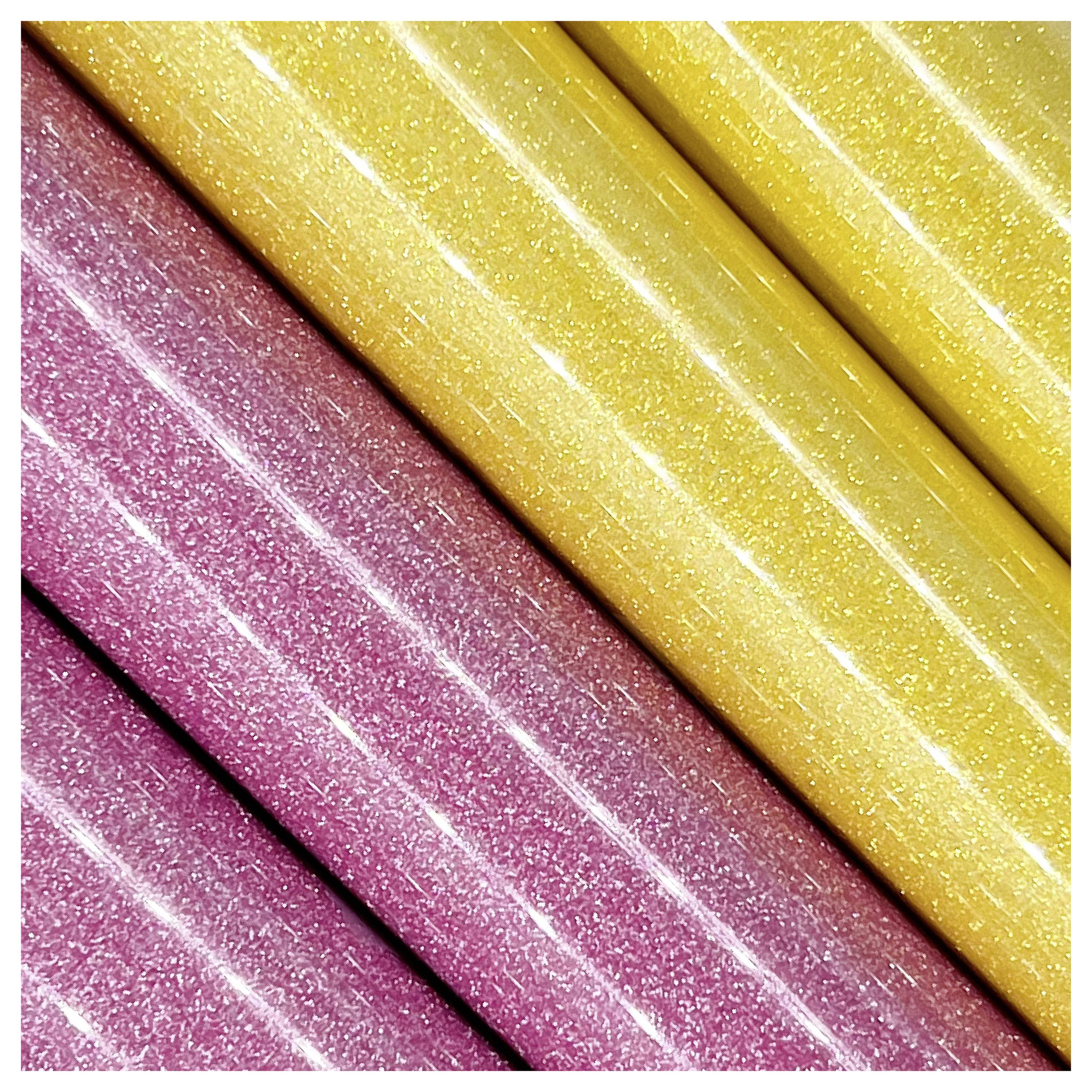 Closeup van glitterende roze en gele gestructureerde oppervlakken in diagonale rijen, met schitterend detail en levendige kleurcontrast.