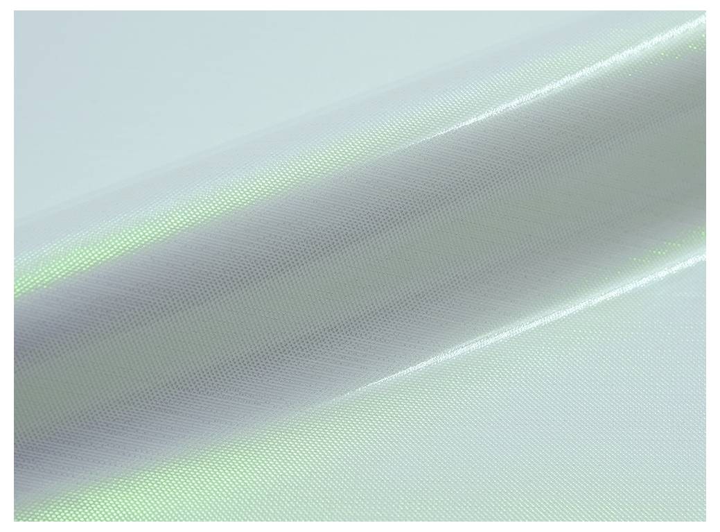 Een close-up van een gestructureerd, iriserend materiaal dat een spectrum van lichtreflecties op het oppervlak toont, met een blend van groene en bleke tinten.