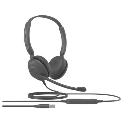 Een zwarte headset met een microfoonarmboom, over-ear kussens en een USB-verbinding, ontworpen voor gebruik met computers of audioapparaten.
