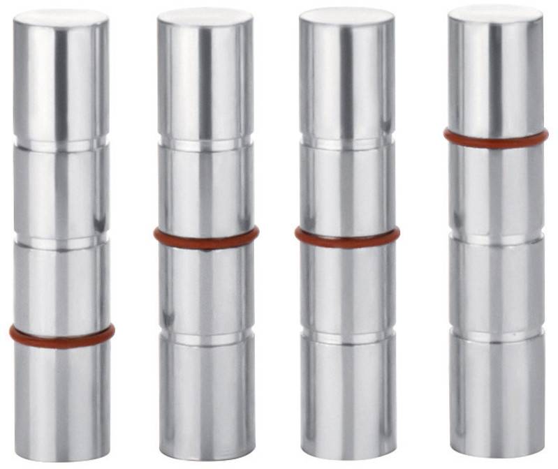 Vier zilveren cilindrische metalen containers of lippenbalsembuisjes in een rij gerangschikt, elk met een bruine band op verschillende hoogten.